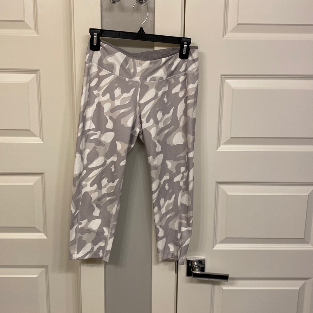 Reebok white grey camouflage 3/4 yoga pants